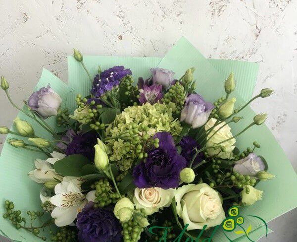 Buchet din hortenzie verde, eustoma violeta și trandafiri foto
